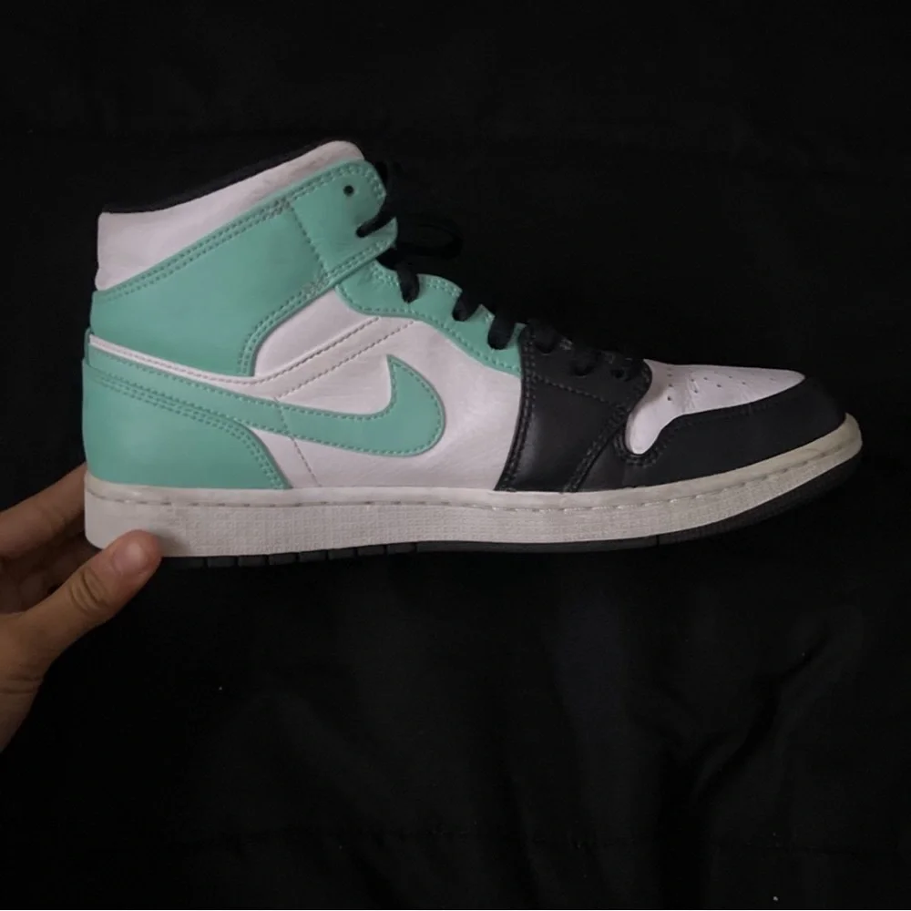 Selling 9.5 W High top Jordan shoes - Picture 1 of 2